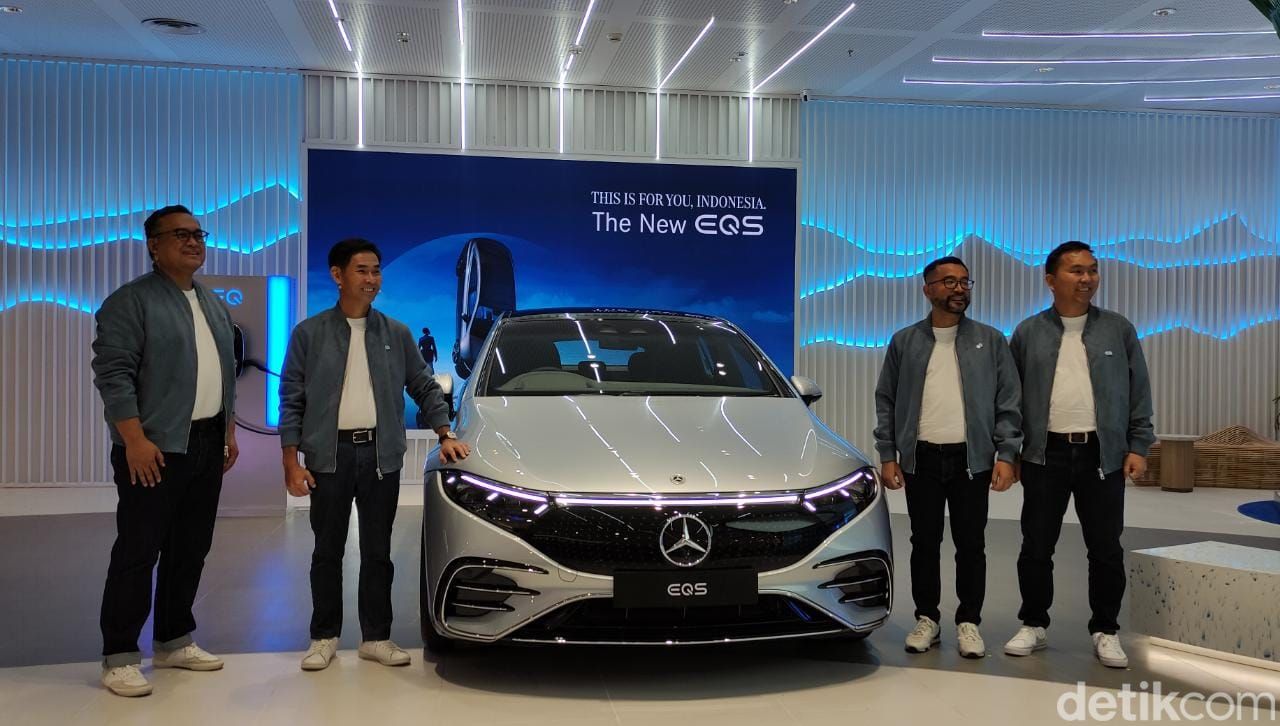 Mobil listrik Mercedes Benz EQS meluncur di Indonesia.
