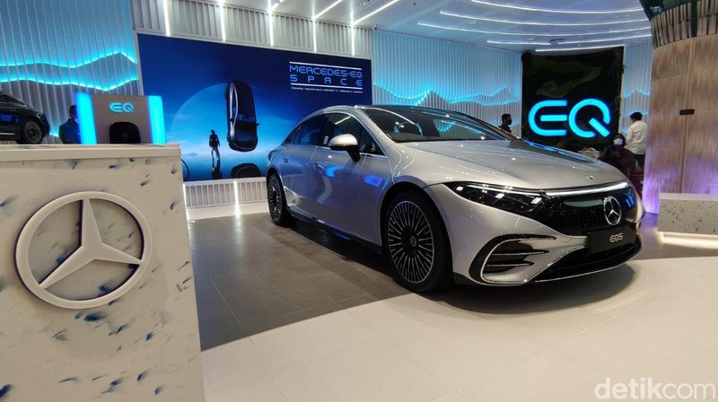 Mobil listrik Mercedes Benz EQS meluncur di Indonesia.