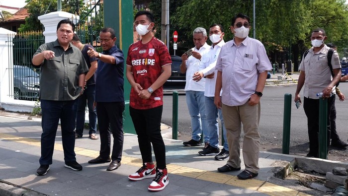 Momen Erick Thohir dan Bahlil Cek Persiapan Pernikahan Kaesang-Erina Menteri Badan Usaha Milik Negara (BUMN) Erick Thohir bersama Menteri Investasi/Kepala BKPM Bahlil Lahadalia dan Wali Kota Solo Gibran Rakabuming Raka mengecek persiapan lokasi pesta rakyat dan resepsi ngunduh mantu acara pernikahan Putra bungsu Presiden Joko Widodo Kaesang Pangarep dengan Erina Gudono, di Solo, Jawa Tengah, Rabu (7/12/2022). Resepsi ngunduh mantu pernikahan Kaesang Pangarep dengan Erina Gudono akan digelar di Pura Mangkunegaran, Solo, Jawa Tengah, Minggu (11/12/2022). ANTARA FOTO/Maulana Surya/tom.