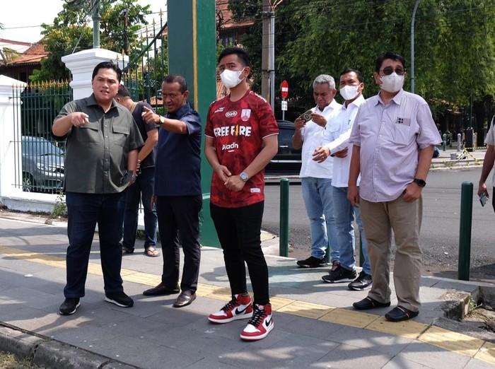 Menteri Badan Usaha Milik Negara (BUMN) Erick Thohir bersama Menteri Investasi/Kepala BKPM Bahlil Lahadalia dan Wali Kota Solo Gibran Rakabuming Raka mengecek persiapan lokasi pesta rakyat dan resepsi ngunduh mantu acara pernikahan Putra bungsu Presiden Joko Widodo Kaesang Pangarep dengan Erina Gudono, di Solo, Jawa Tengah, Rabu (7/12/2022). Resepsi ngunduh mantu pernikahan Kaesang Pangarep dengan Erina Gudono akan digelar di Pura Mangkunegaran, Solo, Jawa Tengah, Minggu (11/12/2022). ANTARA FOTO/Maulana Surya/tom.