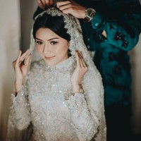 Dalam acara persiapan pernikahan ini, Erina mengenakan dua busana yang berbeda.  Untuk acara semaan Al-Quran, ia mengenakan busana berwarna putih yang dirancang oleh Artkea.