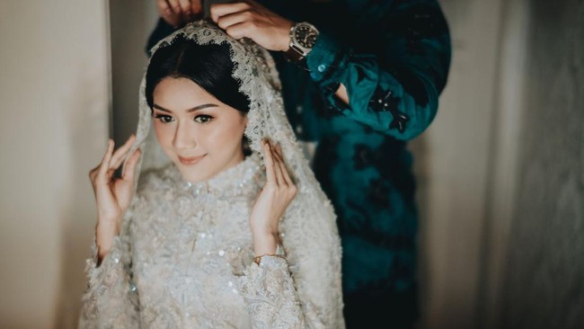 Dalam acara persiapan pernikahan ini, Erina mengenakan dua busana yang berbeda.  Untuk acara semaan Al-Quran, ia mengenakan busana berwarna putih yang dirancang oleh Artkea.