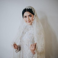Penampilan Erina Gudono yang anggun dan cantik dalam momen pengajian pernikahan Kaesang dan Erina.