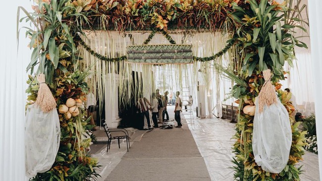 Hiasan bunga-bunga dan kolaborasi palet warna putih - cokelat ini dirancang oleh Suryo Decor.