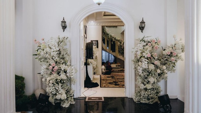 Acara ini dibuka dengan semaan Al-Quran pada pukul 12.00 WIB. Kemudian, dilanjutkan dengan pengajian yang dimulai pada pukul 16.00 WIB yang diikuti oleh pengiriman air siraman.