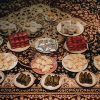 Dalam momen pengajian jelang pernikahan di rumah Erina ini, tampak sejumlah hidangan makanan yang disajikan di atas karpet.