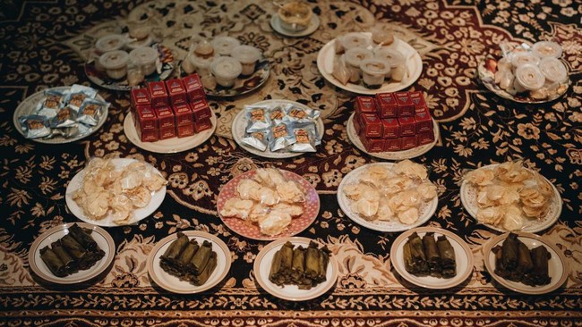 Dalam momen pengajian jelang pernikahan di rumah Erina ini, tampak sejumlah hidangan makanan yang disajikan di atas karpet.