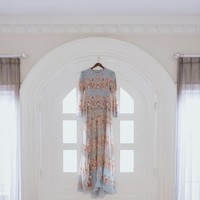 Sementara di sore hari pada saat pengajian, Erina mengenakan busana rancangan Wiranti Kurnia Bride. 