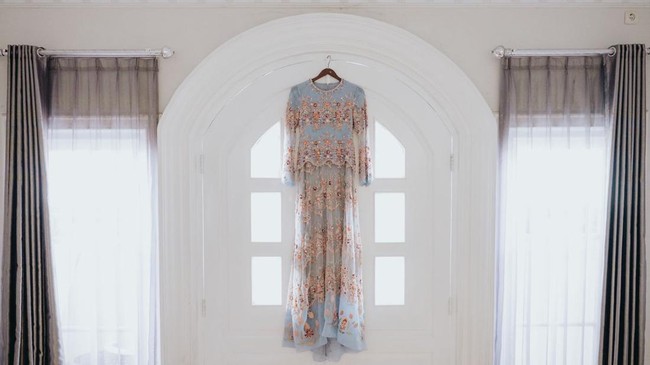 Sementara di sore hari pada saat pengajian, Erina mengenakan busana rancangan Wiranti Kurnia Bride. 