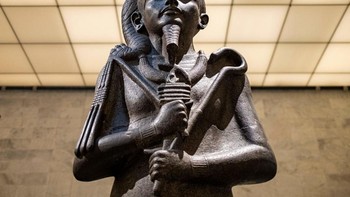 Ini merupakan patung dari Mesir kuno, menampilkan dewa bulan Khonsu dan berasal dari masa pemerintahan Raja Tutankhamun. Foto: Getty Images 
