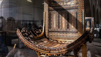 Banyak sekali benda ditemukan di tempat pemakaman Raja Tut. Menurut Smithsonian Magazine, ada sekitar 5.000 obyek ditemukan dan belum semuanya diteliti dengan detail. Ini adalah kursi upacara Firaun Tutankhamun yang ditemukan di makamnya. Foto: Getty Images 