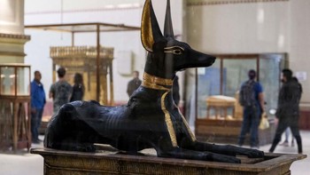 Pengunjung berdiri di belakang Kuil Anubis yang merupakan bagian dari koleksi penguburan Tutankhamun, ditemukan pada tahun 1922 di makamnya. Foto: Getty Images