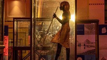Ini adalah patung kayu berupa roh Penjaga Kerajaan Tutankhamun (1334-1325 SM), yang juga ditemukan di makamnya. Foto: Getty Images 