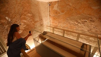 Jasad Raja Tut dapat disaksikan para turis di kuburannya di Lembah Para Raja di Luxor, Mesir. Pakar masih berusaha mencari tahu tentang kehidupan Raja Tut, dan juga obyek yang ada di makam belum sepenuhnya diteliti. Malah di penelitian terbaru, mungkin masih ada harta karun terkubur di sekitar makam Raja Tut. Menurut arkeolog Inggris Dr Nicholas Reeves, bisa saja ada makam tersembunyi salah satu sosok terkenal lain di Mesir kuno, yaitu ibu tiri sang raja, Ratu Nefertiti. Foto: Getty Images 