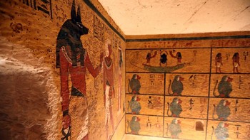 Pemandangan mural di dalam ruang pemakaman Raja Tutankhamun saat Mesir menandai peringatan 100 tahun penemuannya, di Lembah Para Raja di Luxor. Makam ini ditemukan seabad silam, tepatnya pada 04 November 1922 oleh arkeolog Inggris Howard Carter. Foto: Getty Images 