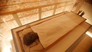Makam salah satu Firaun atau Raja Mesir, Tutankhamun atau Raja Tut, ditemukan pada November 1922 dan menghebohkan dunia ketika itu. Peristirahatan terakhirnya itu ditemukan dalam kondisi luar biasa dan begitu pula barang-barang yang ada di sana, termasuk benda-benda mewah. Dia adalah salah seorang Firaun Mesir paling terkenal, yang memerintah pada sekitar tahun 1330 sebelum Masehi. Foto: Getty Images 