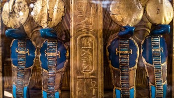 Kobra yang menggambarkan dewi Wadjet ditemukan di kuburan Ankhesenpaaten atau Ankhesenamun, Istri Tutankhamun, ditampilkan di kursi berlapis emasnya yang ditemukan di makamnya. Foto: Getty Images 