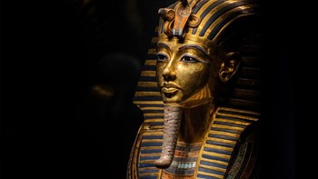 Ini adalah topeng penguburan emas Raja Tutankhamun (1334-1325 SM) yang dipajang di Kairo. Foto: Getty Images 