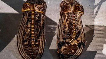 Kalau ini adalah sepasang sandal bergambar musuh Firaun dan dipunyai juga oleh Tutankhamun dan ditemukan di komplek makamnya. Foto: Getty Images 