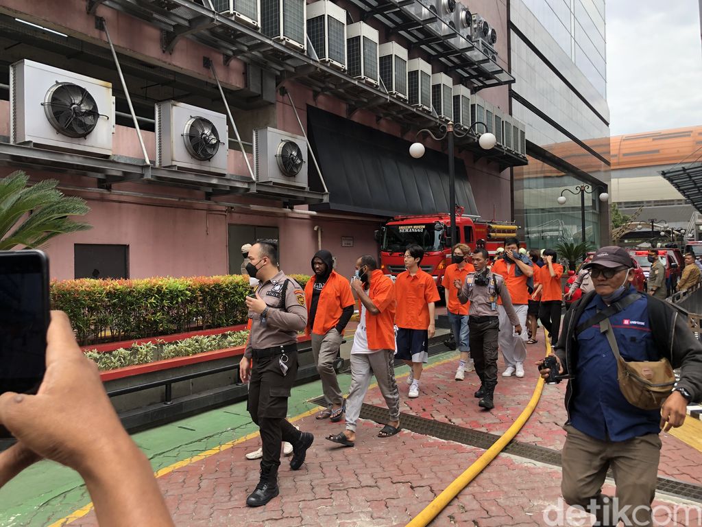 Napi WNA dibawa ke luar gedung akibat adanya kebakaran di salah satu gedung Kemenkumham