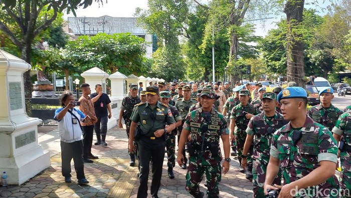 Panglima TNI cek Loji Gandrung Solo start kirab tasyakuran pernikahan Kaesang dan Erina. Kamis (8/12/2022).