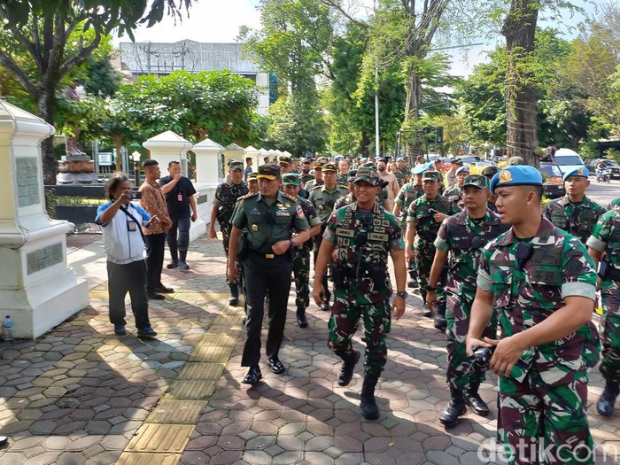 Panglima TNI cek Loji Gandrung Solo start kirab tasyakuran pernikahan Kaesang dan Erina. Kamis (8/12/2022).