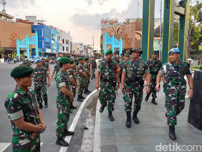 Panglima TNI Jenderal Andika Perkasa mengecek persiapan pengamanan di jalan Kota Solo, Kamis (8/12/2022).
