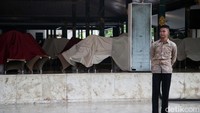Paspampres melakukan pengamanan di area Hotel Royal Ambarrukmo. Sementara kursi-kursi untuk acara akad nikah masih ditutupi dengan kain.