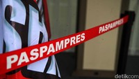 Garis pembatas warna merah bertuliskan Paspampres terpasar di Pendopo Agung Royal Ambarrukmo. Untuk diketahui, akad nikah Kaesang dan Erina akan digelar di tempat ini pada Sabtu (10/12) mendatang. Sejumlah pejabat turut hadir dalam akad nikah tersebut.