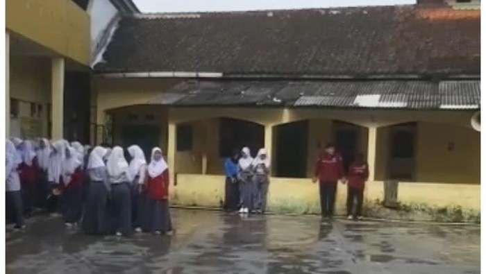 Pelajar di SMK Mihadunal Ula Kota Sukabumi berhamburan keluar kelas saat gempa M 5,8 guncang Kota Sukabumi.