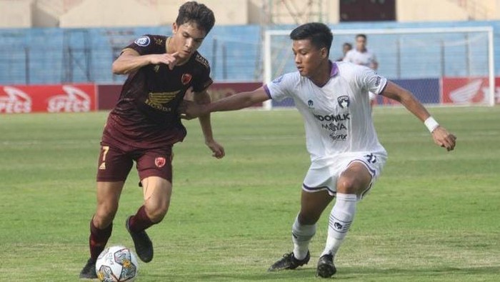 Pemain PSM Makassar Victor Dethan tidak bisa melanjutkan pertandingan sampai selesai saat menghadapi Persita Tangerang di laga lanjutan Liga 1.