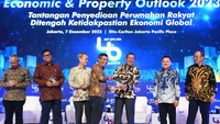 Wakil Direktur Utama Bank BTN Nixon LP Napitupulu menyerahkan plakat kepada Direktur Utama Bank BTN Haru Koesmahargyo dan para narasumber Seminar Economic & Outlook Property 2023 dengan tema “Tantangan Penyediaan Rumah Rakyat Ditengah Ketidakpastian Ekonomi Global” di Jakarta.
