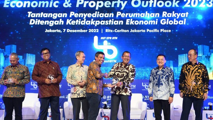 Pembiayaan Rumah Rakyat Tahun 2023 Tetap Cerah Wakil Direktur Utama Bank BTN Nixon LP Napitupulu menyerahkan plakat kepada Direktur Utama Bank BTN Haru Koesmahargyo dan para narasumber Seminar Economic & Outlook Property 2023 dengan tema “Tantangan Penyediaan Rumah Rakyat Ditengah Ketidakpastian Ekonomi Global” di Jakarta, Rabu (7/12). Bank BTN optimistis tahun 2023 pembiayaan perumahan tetap akan tumbuh positif yang didorong oleh kebutuhan kepemilikan rumah yang matig tinggi. Tercatat masih ada 5,8 juta generasi milenial yang belum memiliki rumah.
