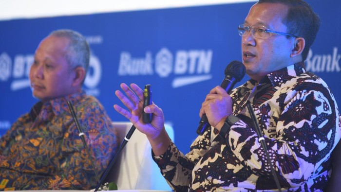 Pembiayaan Rumah Rakyat Tahun 2023 Tetap Cerah Wakil Direktur Utama Bank BTN Nixon LP Napitupulu menyerahkan plakat kepada Direktur Utama Bank BTN Haru Koesmahargyo dan para narasumber Seminar Economic & Outlook Property 2023 dengan tema “Tantangan Penyediaan Rumah Rakyat Ditengah Ketidakpastian Ekonomi Global” di Jakarta, Rabu (7/12). Bank BTN optimistis tahun 2023 pembiayaan perumahan tetap akan tumbuh positif yang didorong oleh kebutuhan kepemilikan rumah yang matig tinggi. Tercatat masih ada 5,8 juta generasi milenial yang belum memiliki rumah.