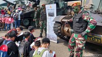 Ada juga peluncur roket Multiple Launcher Rocket System (MLRS) Astros II MK 6, dan tank tempur lainnya (Foto: Whisnu Pradana/detikJabar).