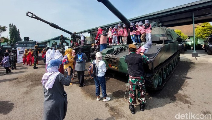 Pemeran alutsista di Cimahi. Pemeran alutsista di Cimahi.