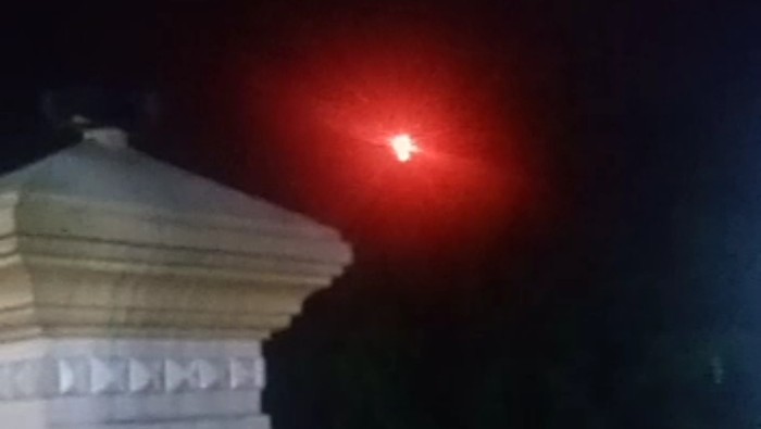 Penampakan bola api atau diduga sosok banaspati yang terekam kamera warga di Kecamatan Luragung, Kabupaten Kuningan.