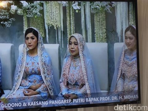 Penampilan Erina Gudono dalam balutan kebaya muslim berwarna biru saat acara pengajian di rumahnya di Sleman, Kamis (8/12/2022).