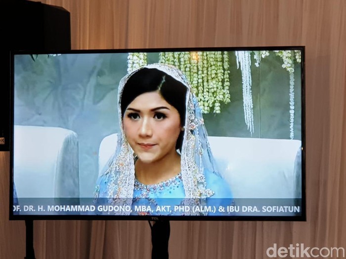 Penampilan Erina Gudono dalam balutan kebaya muslim berwarna biru saat acara pengajian di rumahnya di Sleman, Kamis (8/12/2022).