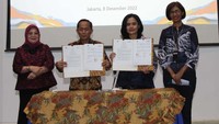Wakil Rektor I Universitas Trisakti Asri Nugrahanti, Rektor Universitas Trisakti Kadarsah Suryadi, Senior Vice President Bank Mandiri Dini Isnarti, dan Vice President Bank Mandiri Abeka Natalia menunjukan nota kesepahaman kerja sama usai ditandatangani di Universitas Trisakti, Kamis, 8 Desember 2022.