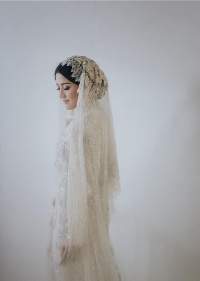 Untuk rambut, Erina Gudono memilih sanggul modern dengan tatanan simpel. Foto: Instagram/@thebridestory