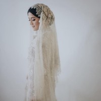 Untuk rambut, Erina Gudono memilih sanggul modern dengan tatanan simpel. Foto: Instagram/@thebridestory