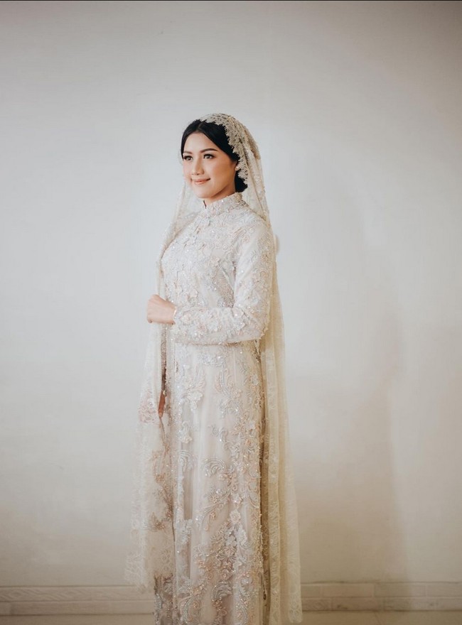 Erina Gudono mengadakan acara pengajian di kediamannya di Yogyakarta, Kamis (8/12/2022). Satu set gaun dan kerudung lace membuat penampilannya terlihat mempesona. Foto: Instagram/@thebridestory