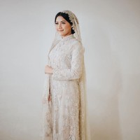 Erina Gudono mengadakan acara pengajian di kediamannya di Yogyakarta, Kamis (8/12/2022). Satu set gaun dan kerudung lace membuat penampilannya terlihat mempesona. Foto: Instagram/@thebridestory