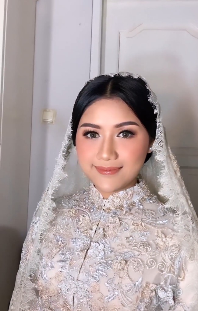 Wanita 25 tahun ini memilih riasan wajah bernuansa peach nude. Wajah manisnya dipulas makeup artist Hepi Herviani Wattimena. Foto: Instagram/@thebridestory