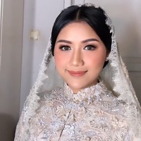 Wanita 25 tahun ini memilih riasan wajah bernuansa peach nude. Wajah manisnya dipulas makeup artist Hepi Herviani Wattimena. Foto: Instagram/@thebridestory