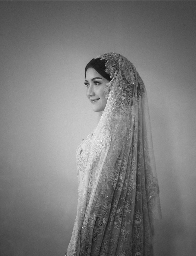 Erina Gudono terlihat selalu menebar senyum di acara pengajian, atau yang dikenal juga dengan sebutan Semaan Al-Qur’an. Foto: Instagram/@thebridestory