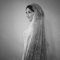 Erina Gudono terlihat selalu menebar senyum di acara pengajian, atau yang dikenal juga dengan sebutan Semaan Al-Qur’an. Foto: Instagram/@thebridestory