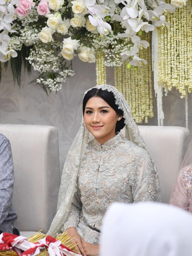 Finalis Puteri Indonesia 2022 ini tidak memakai perhiasan berlebihan. Hanya sepasang anting mutiara tersemat di telinganya. Foto: Rusman -Tim Media Pernikahan Kaesang-Erina