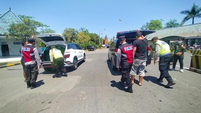 Petugas kepolisian saat melakukan pengecekan kendaraan di pintu masuk Pelabuhan Gilimanuk